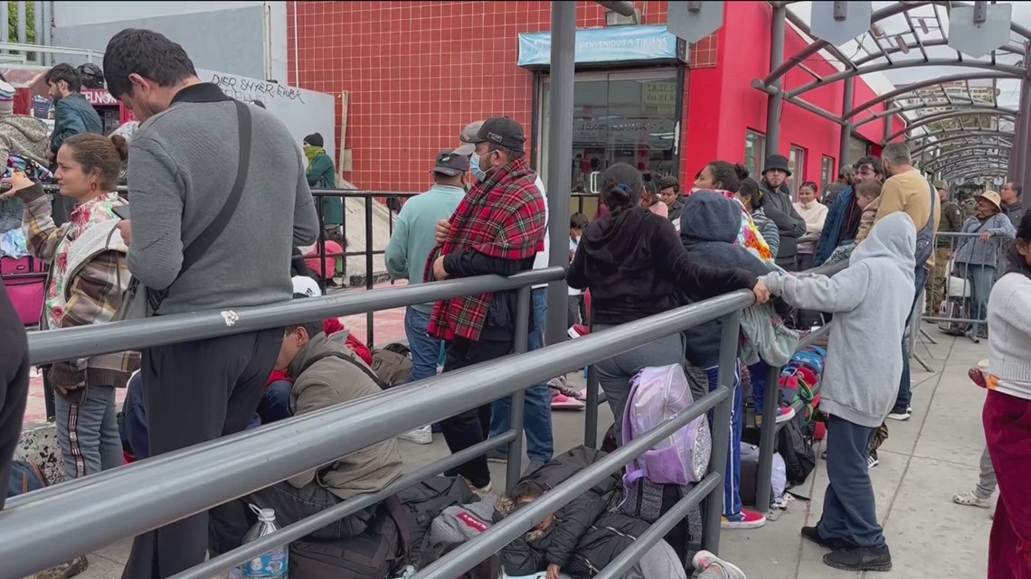 New group of migrants gathering at the US-Mexico border