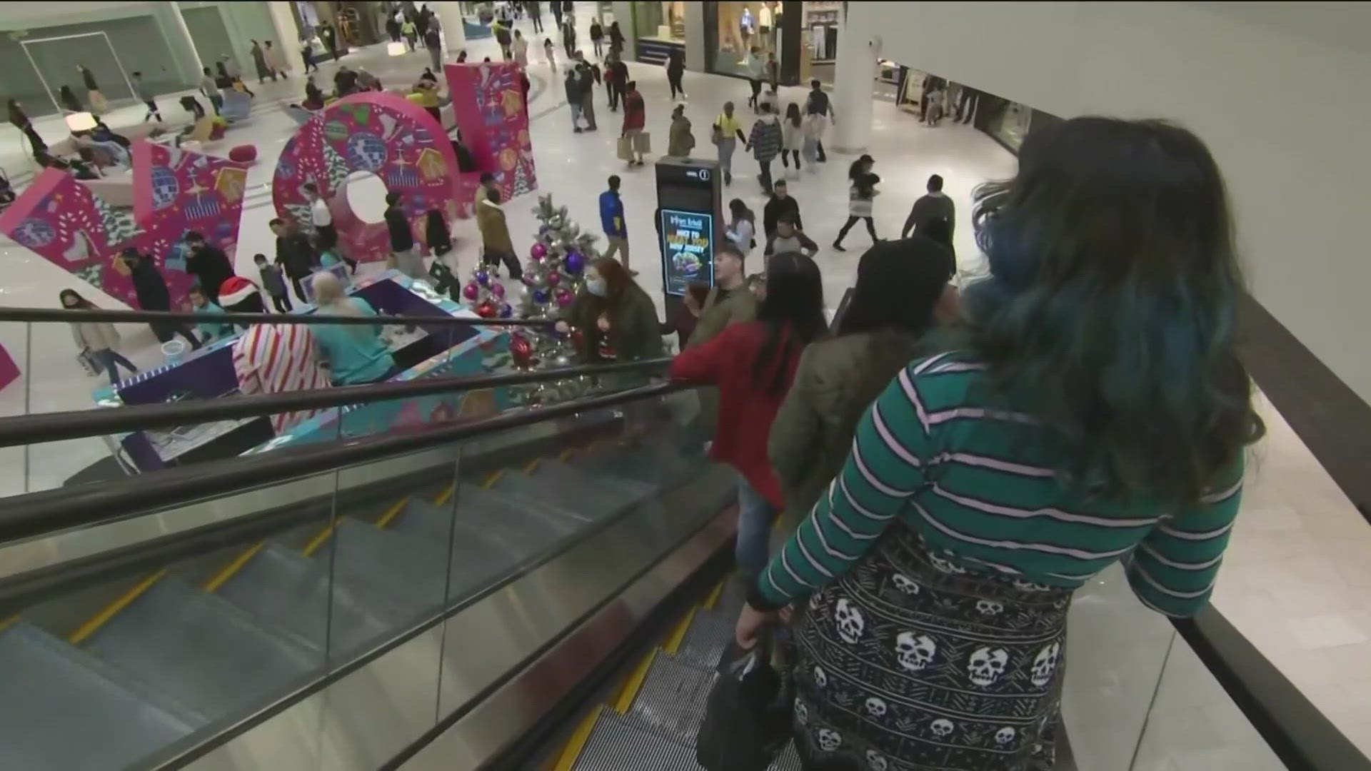 Last-minute shoppers rush to stores to close out compacted shopping ...