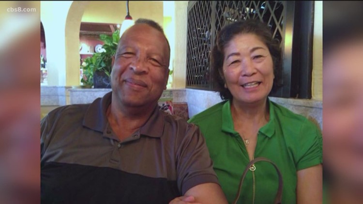 Los Angeles Dodgers]Dave Roberts' mom, Eiko, congratulates Kenta