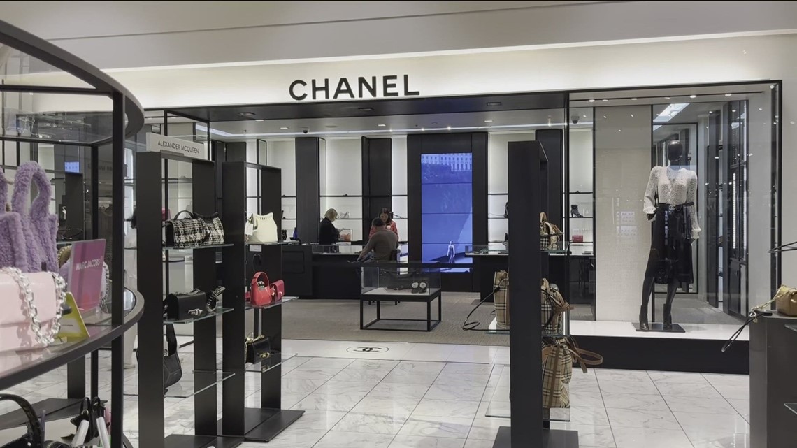 Smash-and-grab suspects rob Fashion Valley Chanel store | cbs8.com