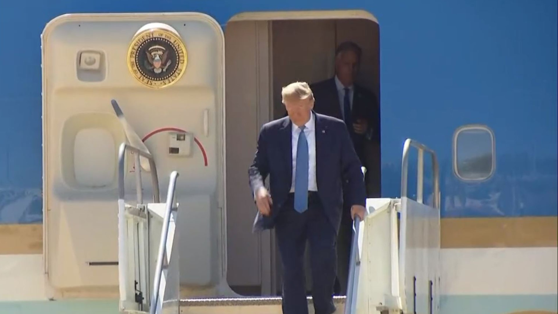 President Trump visits San Diego, CA and MX border to fundraise | cbs8.com