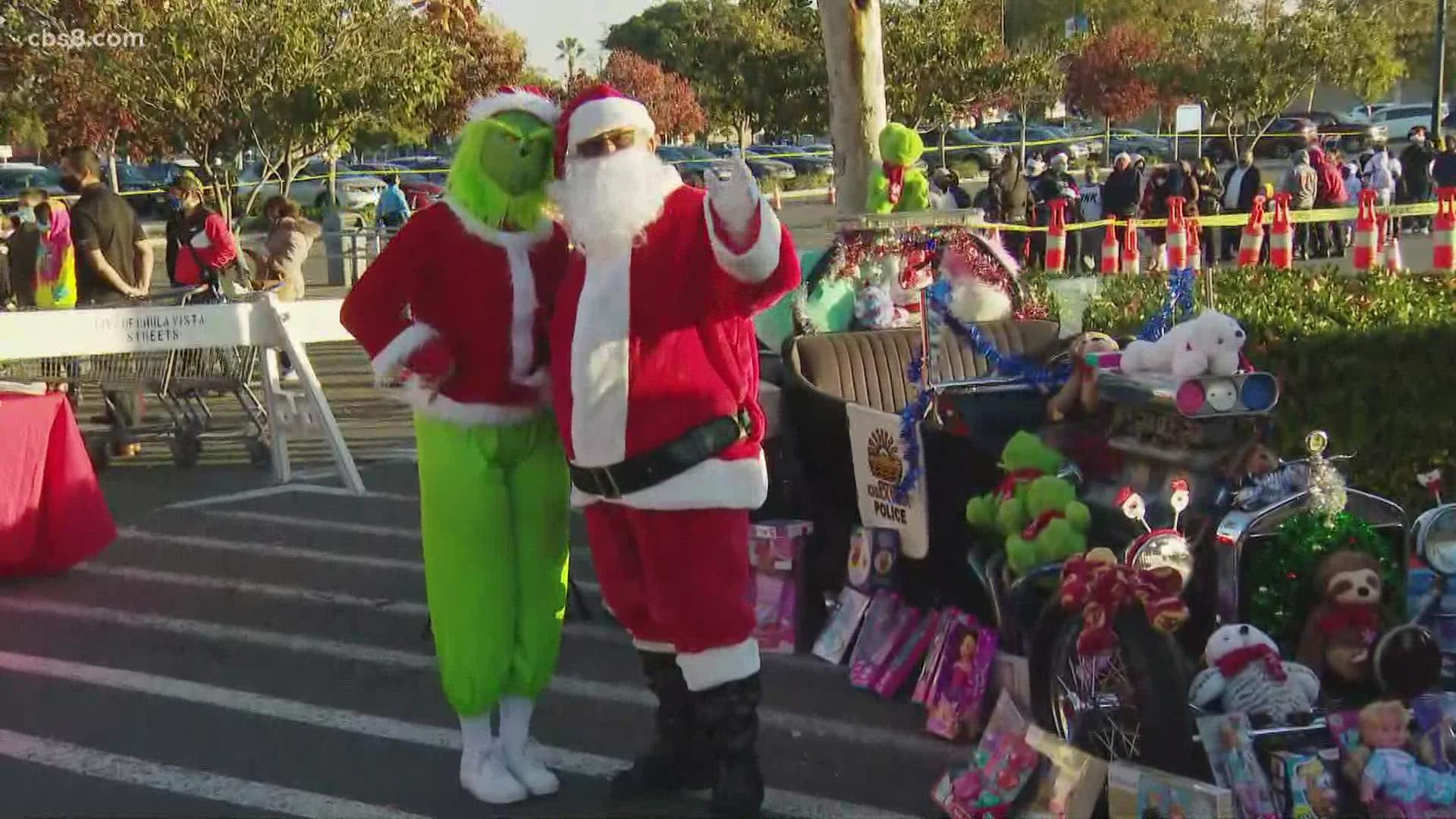 Chula Vista Christmas Parade 2022 Chula Vista Police, Santa Claus And The Grinch Come Together For Those In  Need | Cbs8.Com