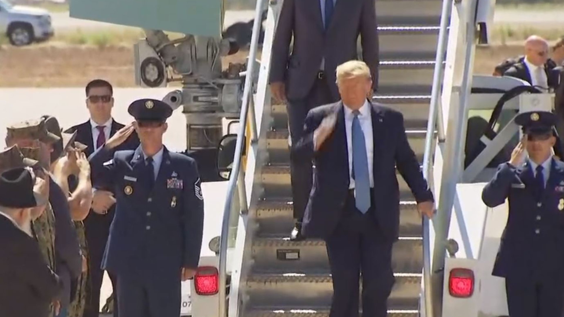 President Trump visits San Diego, CA and MX border to fundraise | cbs8.com