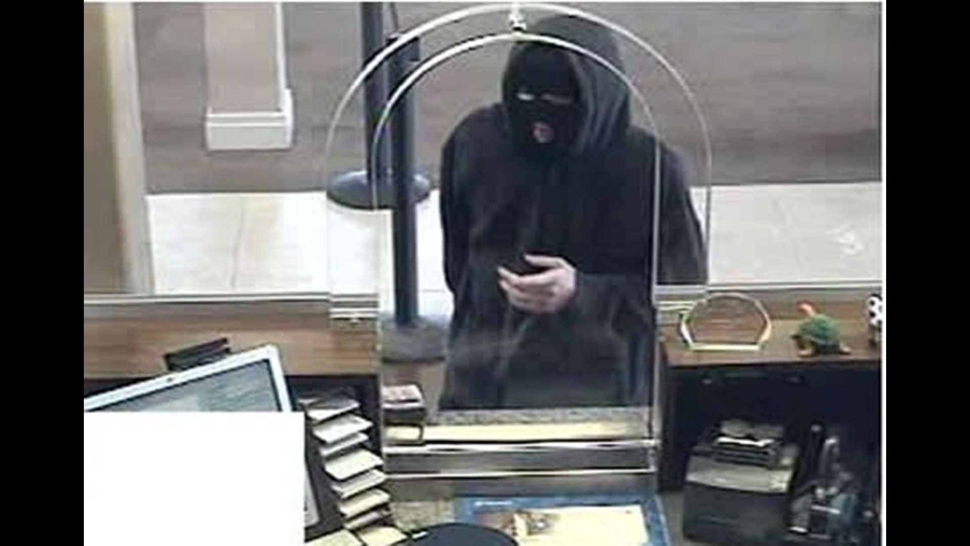 Masked man robs Chase Bank in Point Loma
