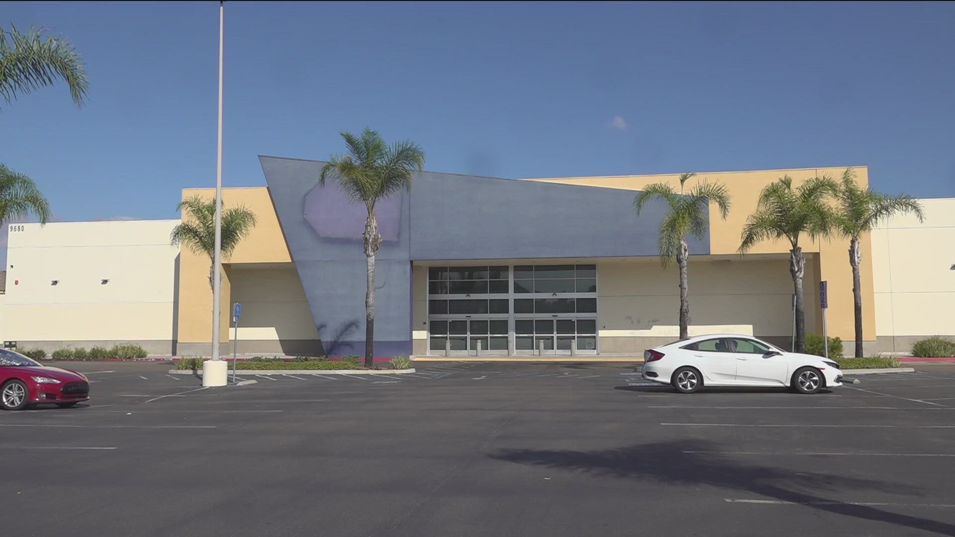 What is going on with the closed Best Buy store in Santee?