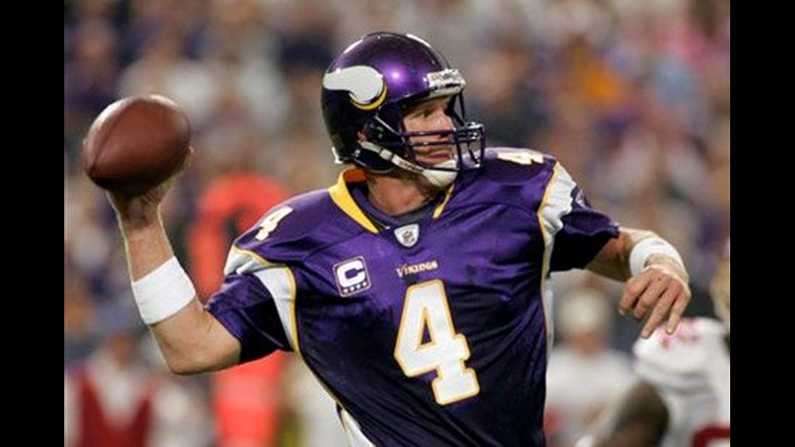 Teammates say Favre texted them of plans to retire - The San Diego