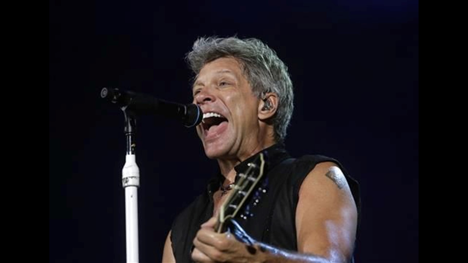 Jon Bon Jovi surprises cancer-stricken fan with guitar, kiss | cbs8.com