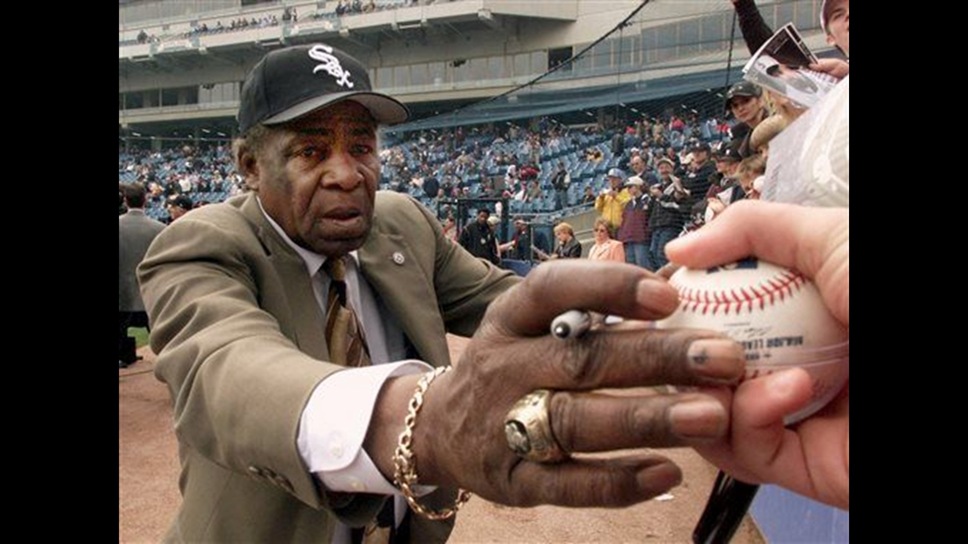 Major league baseball's 1st black Latino star Minoso dies