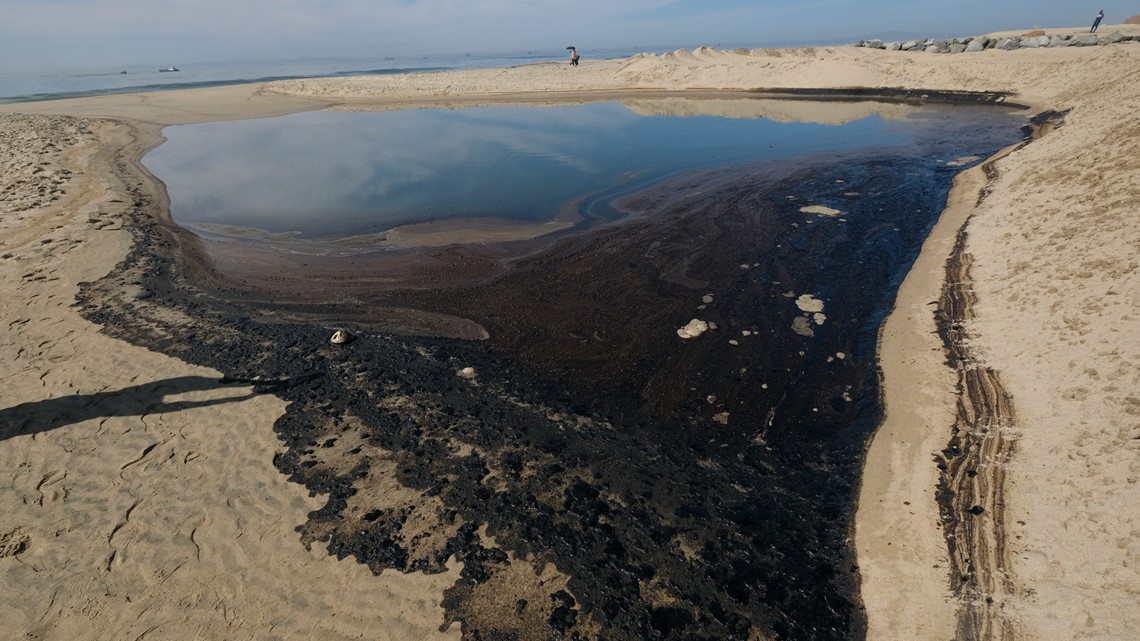 Massive oil spill in Huntington Beach, Southern California