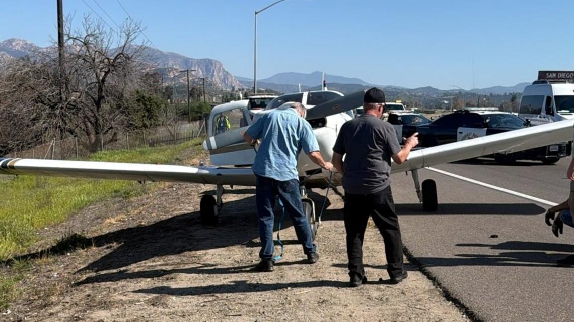 Small plane lands on Highway 67 in Lakeside