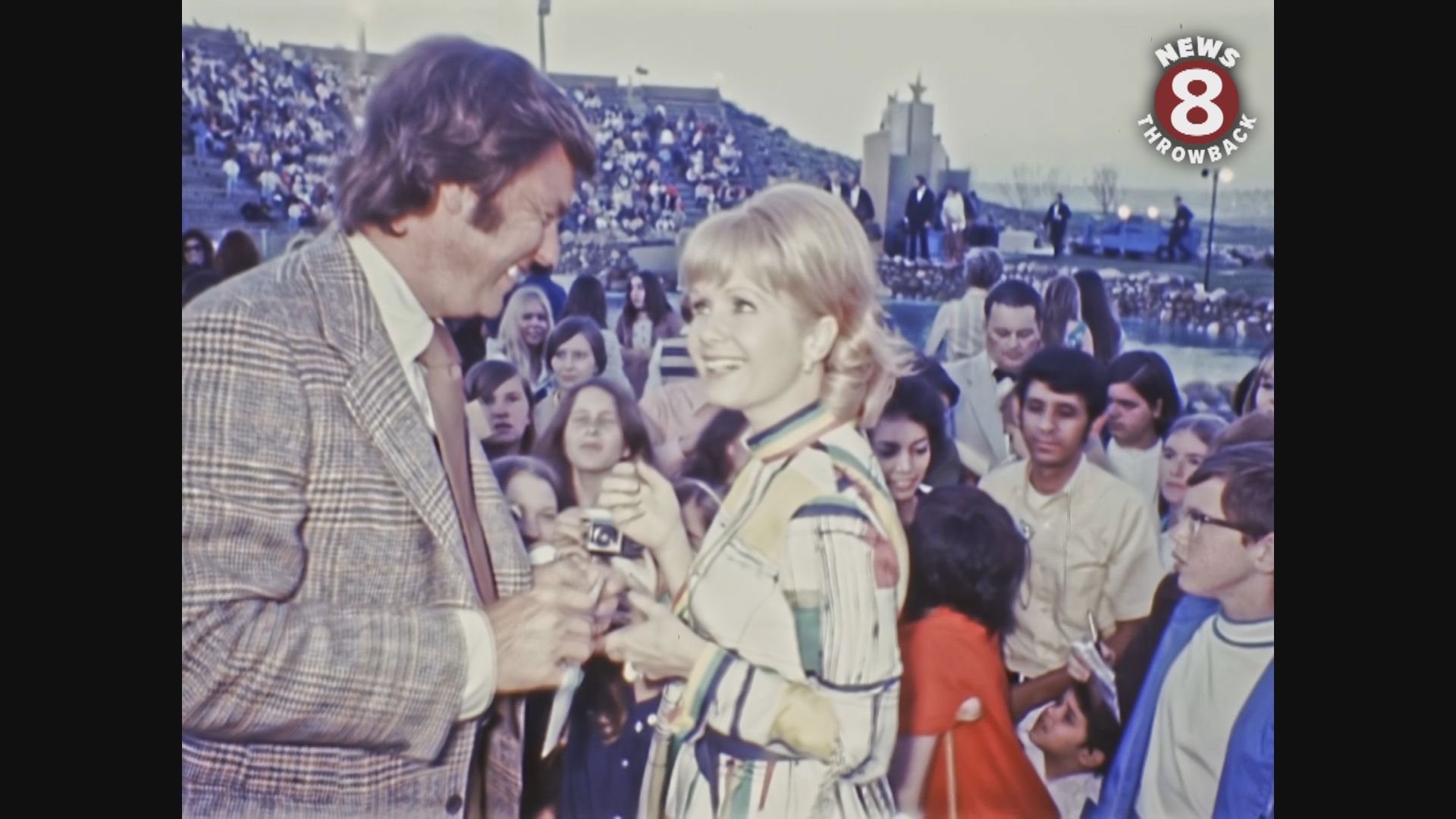 Debbie Reynolds, Vincent Price, Robert Wagner, Steve Allen attend Shamu show premiere in 1971.