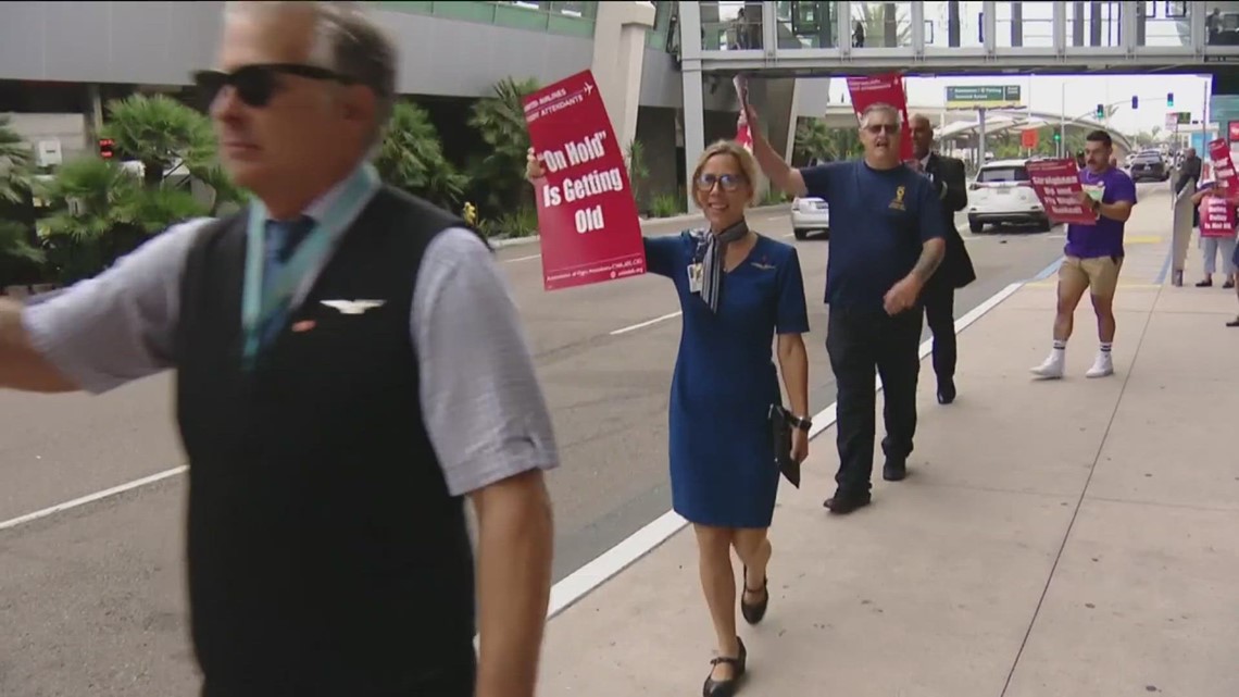 united-flight-attendants-demonstrate-outside-san-diego-airport-cbs8