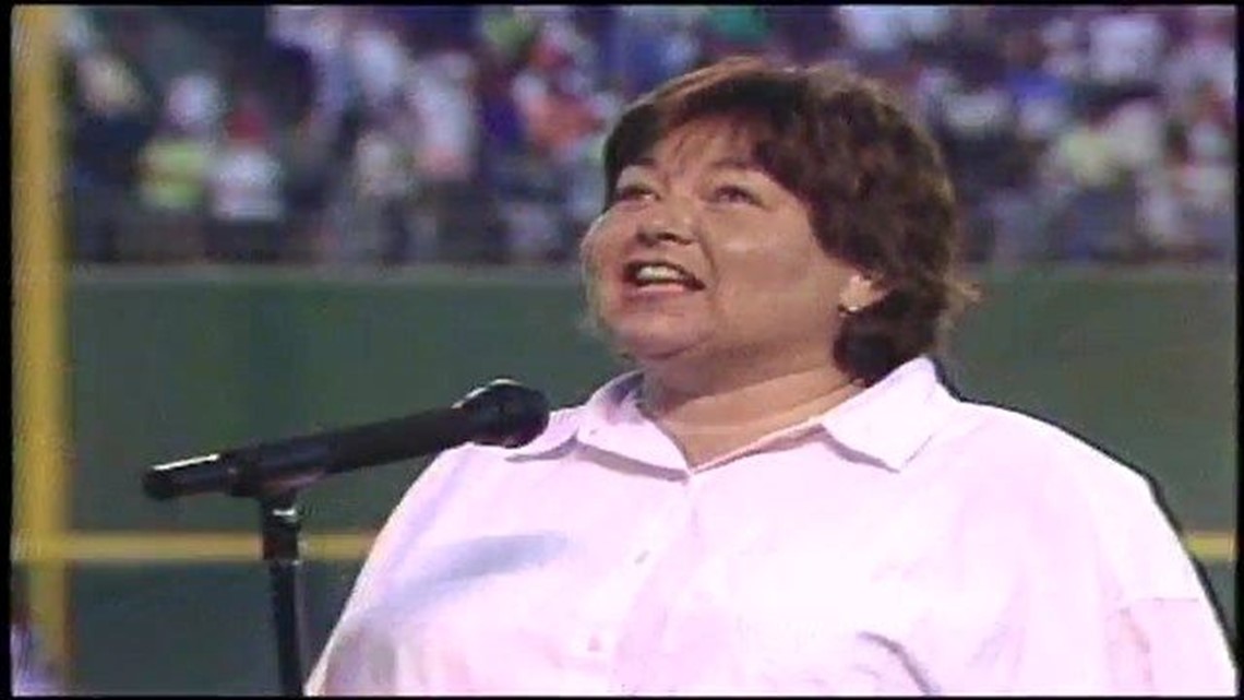 Roseanne Barr's cringe-worthy, crotch-grabbing rendition of the national anthem | cbs8.com