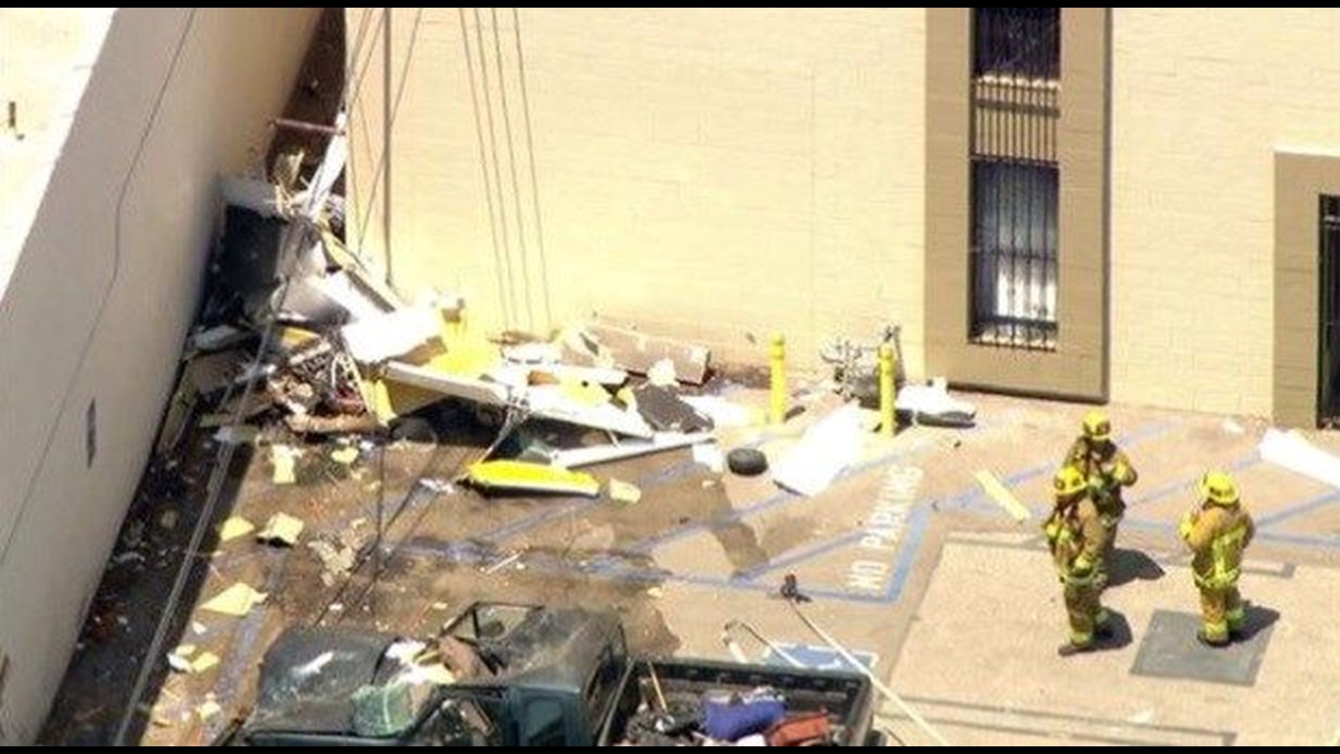 Pilot killed as plane crashes into Los Angeles building | cbs8.com