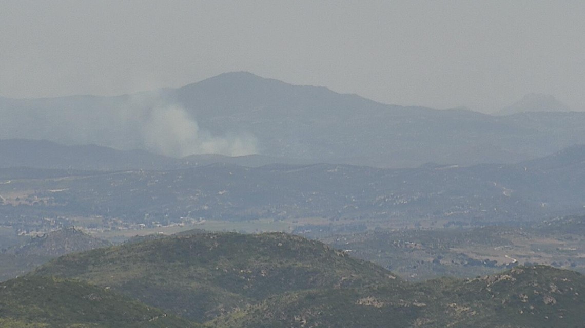 Un incendio forestal en México cruza el muro fronterizo entre Estados Unidos y México