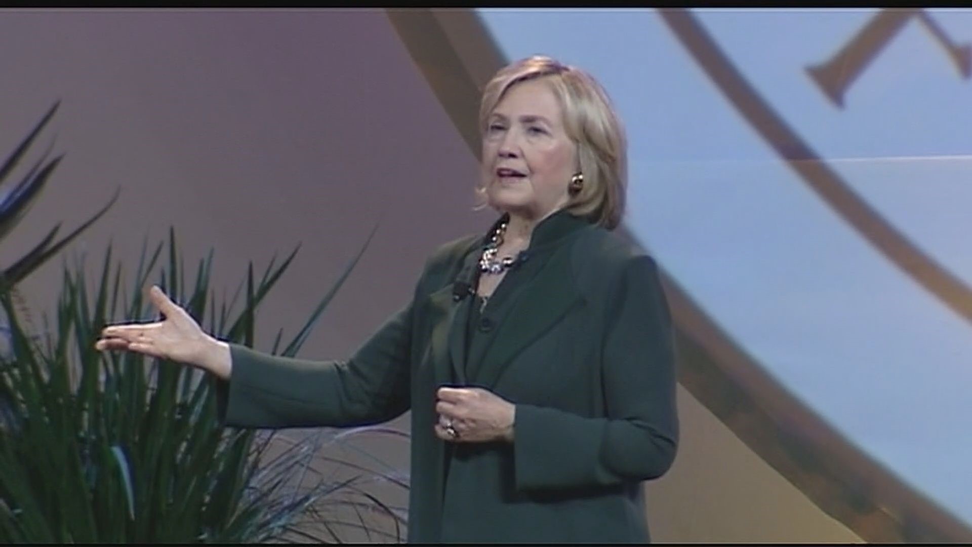 Heckler interrupts Hillary Clinton speech | cbs8.com