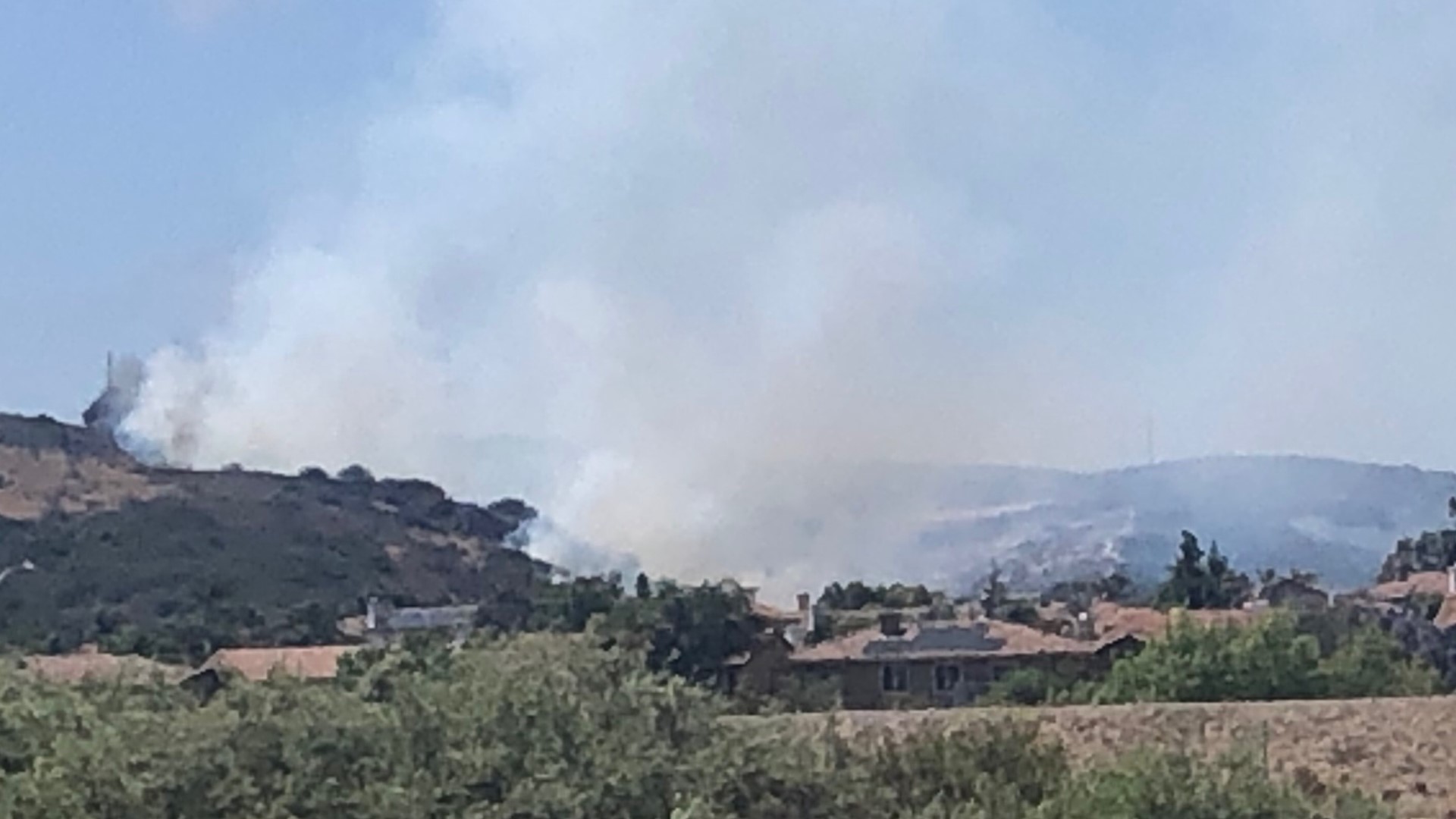 Crews work to knock down brush fire in Oceanside | cbs8.com