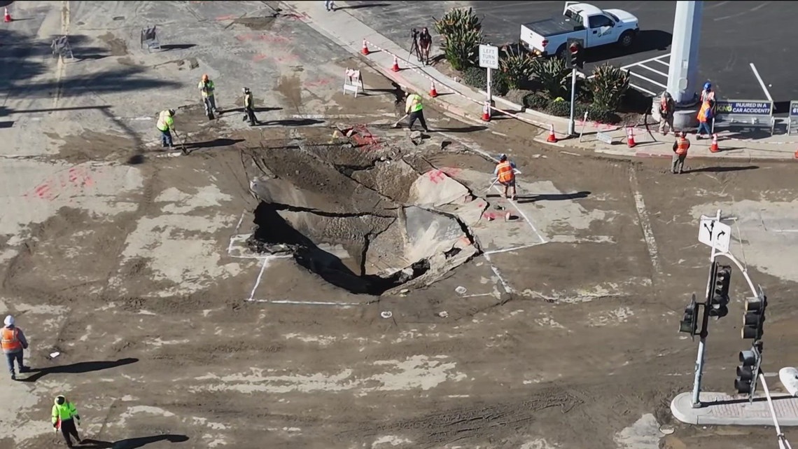 Sinkhole shuts down major intersection in San Diego's Morena