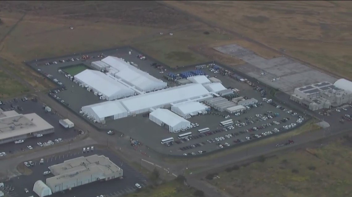 Hundreds of migrants line up at San Ysidro border ahead of Title 42