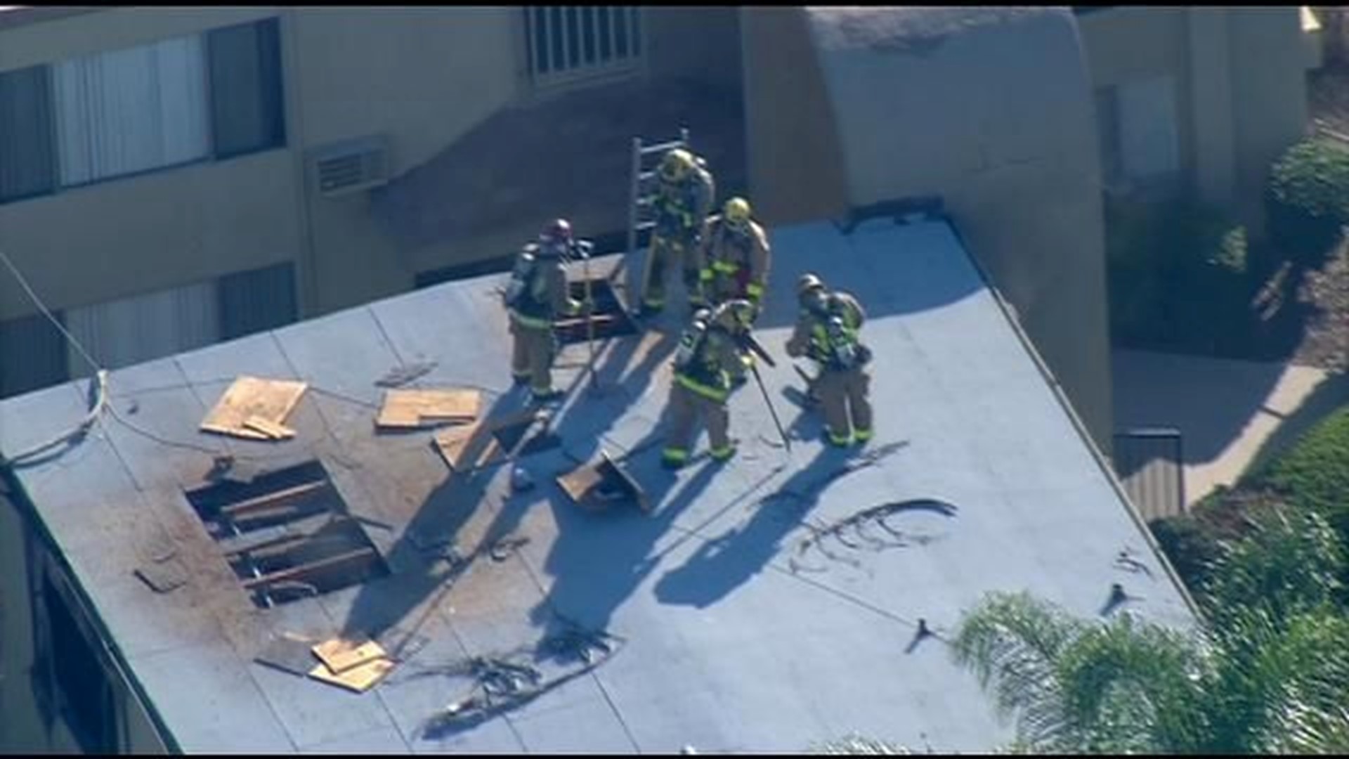 Crews knock down apartment building fire in El Cajon | cbs8.com