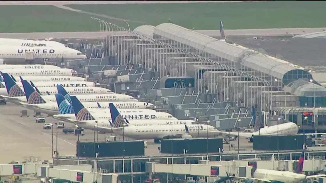 Police Escondido man on United flight opens door, walks on wing as