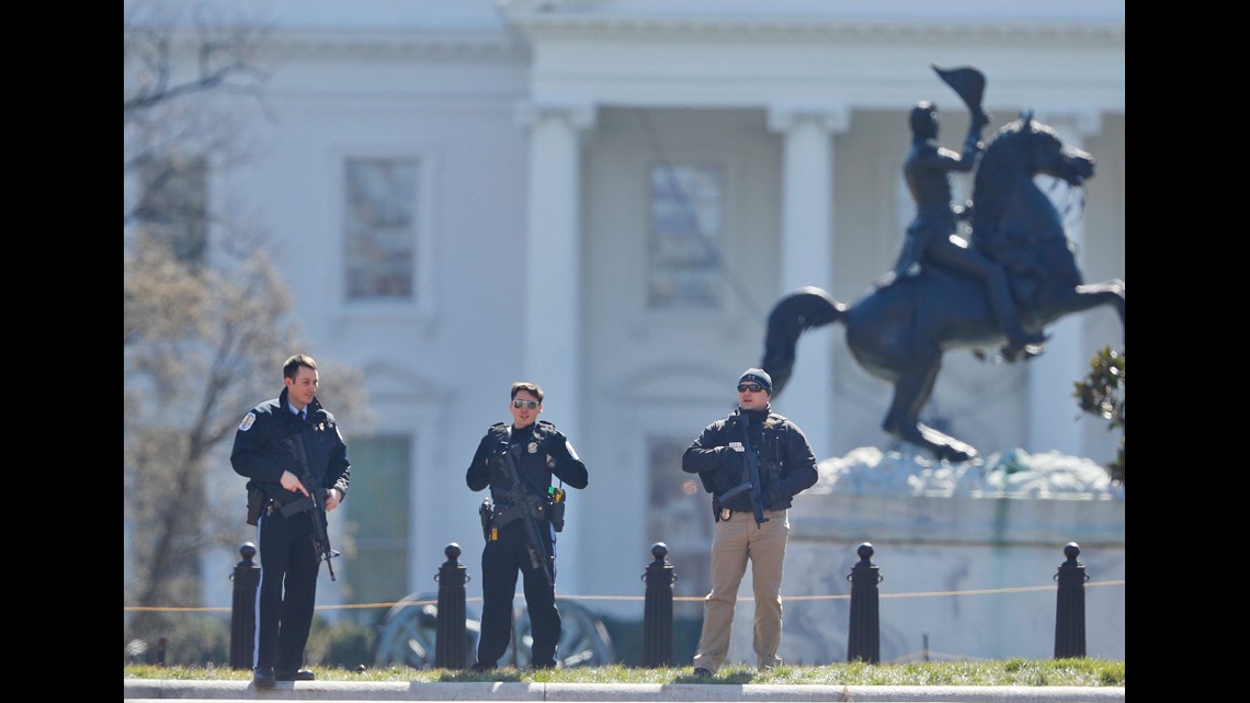 Authorities say man shoots himself to death near White House(02)