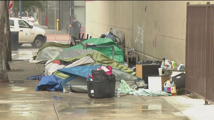 San Diego Police force unsheltered people to take down tents during the day