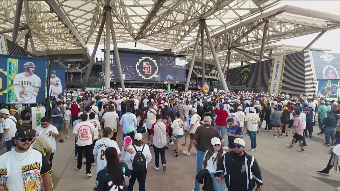 Padres fans party in Mexico City