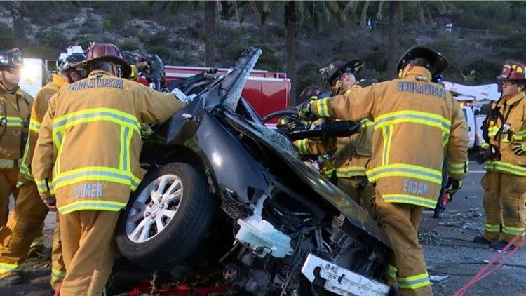 Teen driver injured after crashing into pole in Chula Vista | cbs8.com