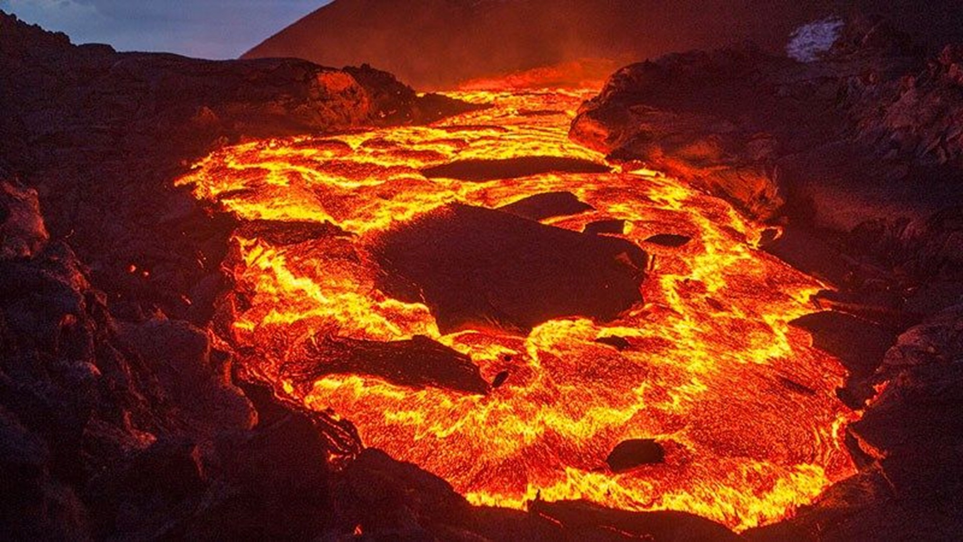 Why You Cant Stop The Lava Flow From Hawaiis Kilauea Volcano With Water Bombs Or Walls 