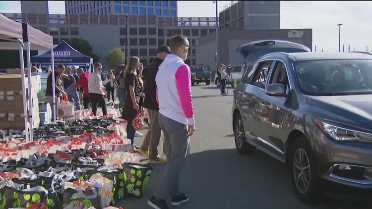 Padres distribute Thanksgiving meals to San Diegans in need