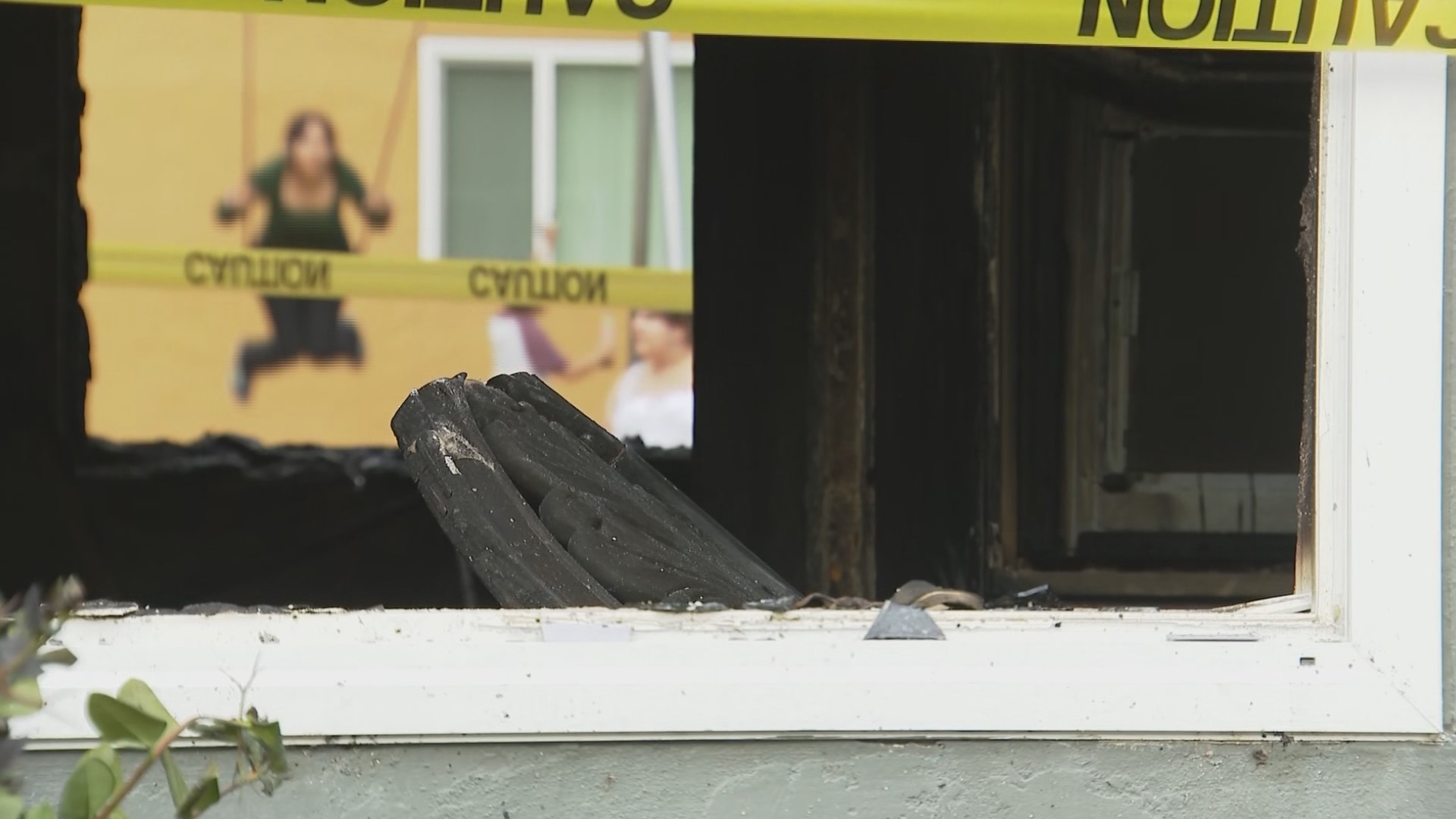 Worker injured rescuing people from Chula Vista structure fire | cbs8.com