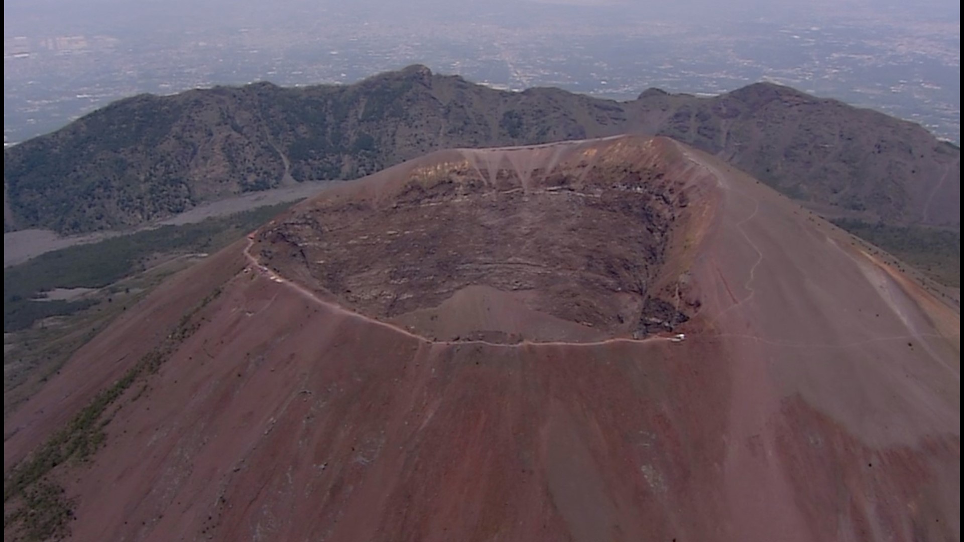 Tourist falls into Mount Vesuvius after trying to take a selfie